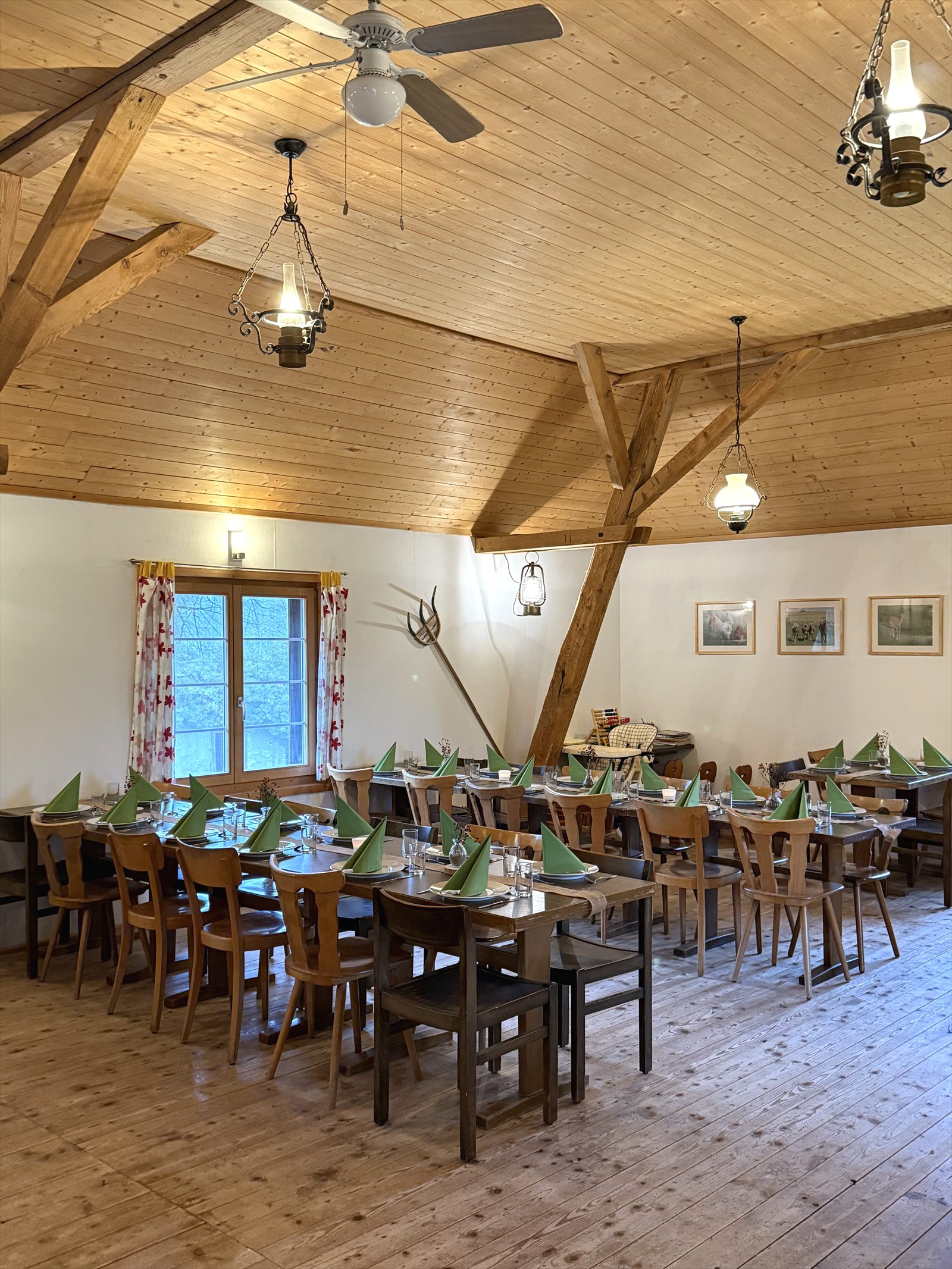 Gedeckte Tische in der Bäsäbeiz Altenklingen