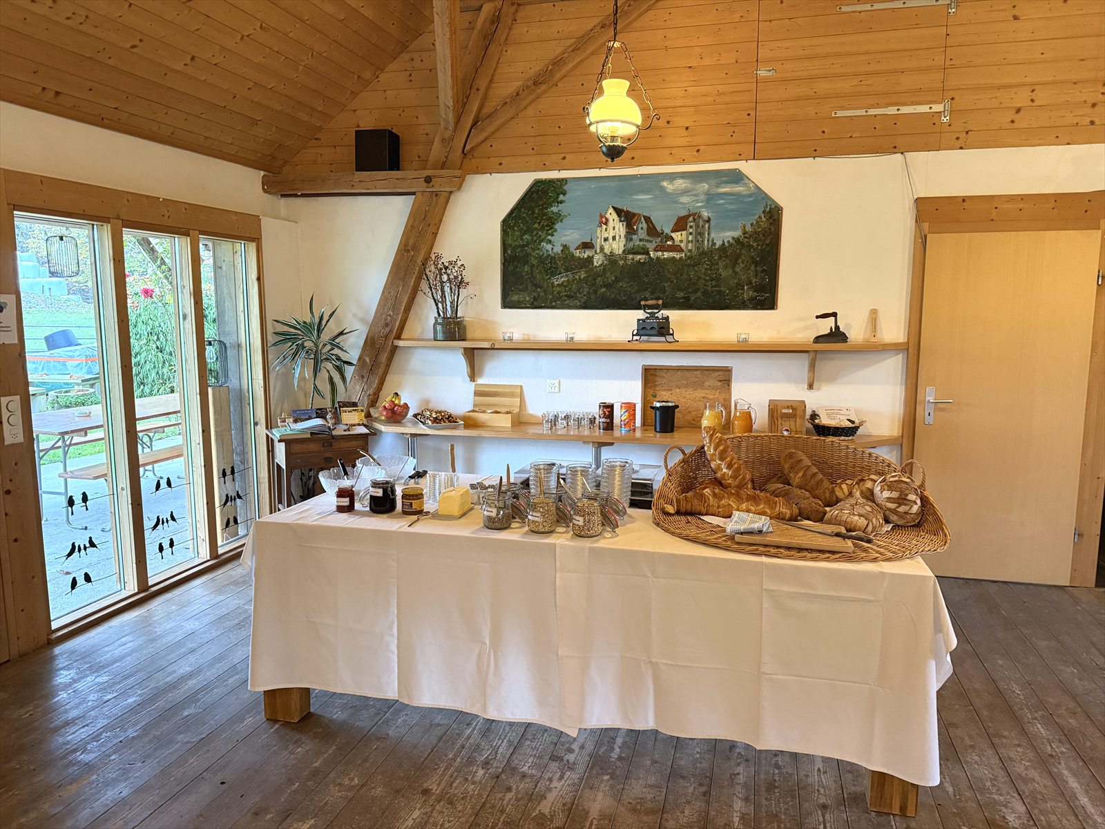 Frühstücksbuffet mit frischem Brot